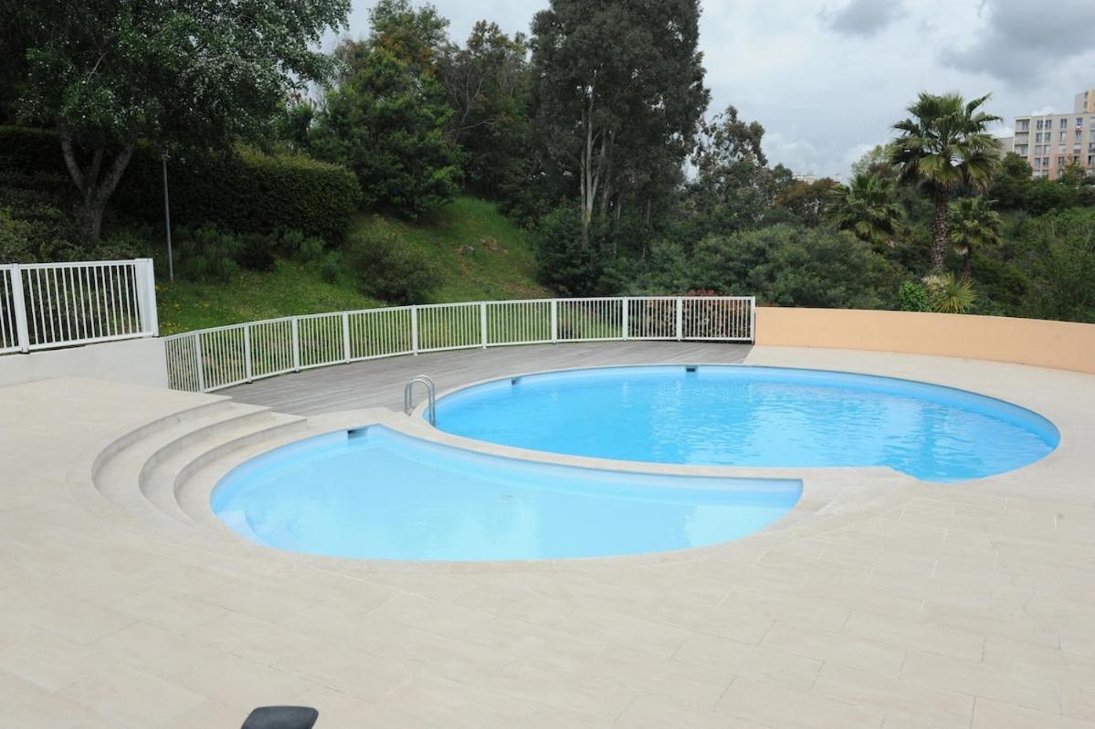 In Park With Pool Appartement *